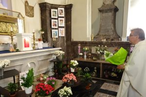 the dean offering,  a bouquet of flowers to Our Lady of Basse-Wavre in the name of the pastoral zone Leuven aan de Dijle