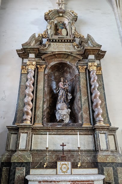 In the north transept there is a large baroque side altar in marbled wood. It is decorated with a 17th-century statue of 'Onze-Lieve-Vrouw van Vrede en Zoet Akkoord' by Artus Quellinus de Jonghe.